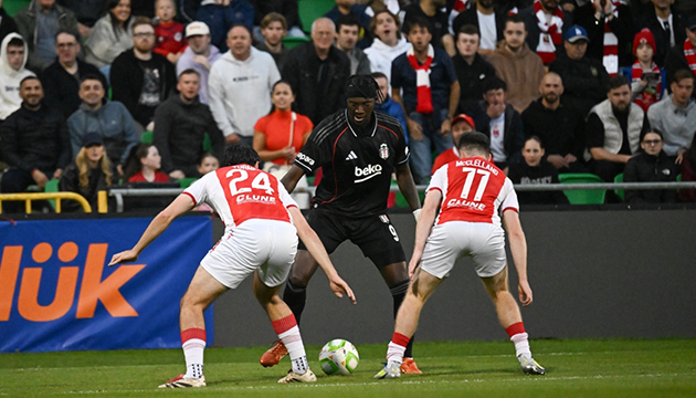 Beşiktaş, St Patrick s karşısında