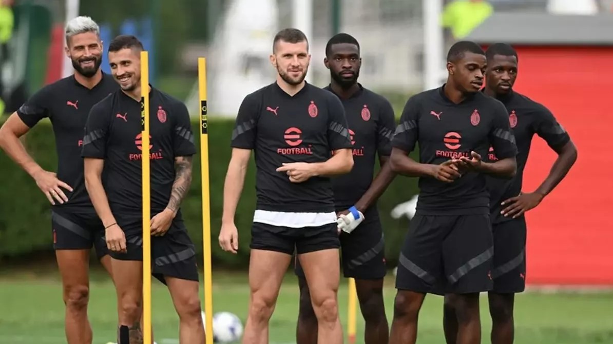 İtalyan devi Milan da yaprak dökümü