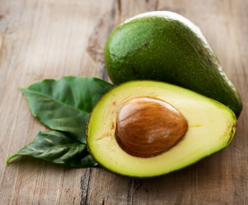 Herkesin çöpe attığı avokado çekirdeği bakın nelere iyi geliyor!
