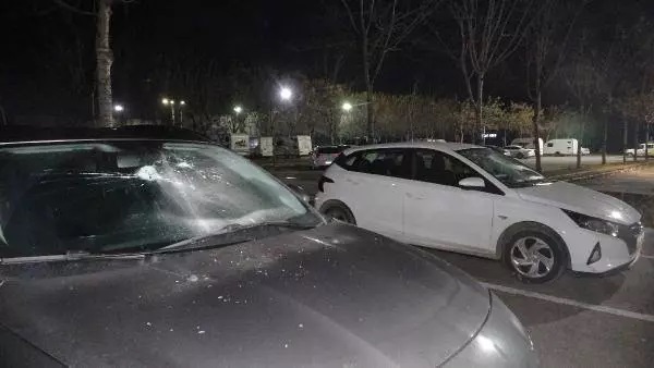 Otoparktaki araçların camlarını kırdı
