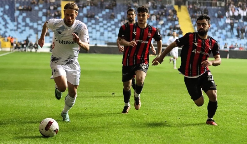 Adana Demirspor, kupada 24 Erzincanspor a elendi!