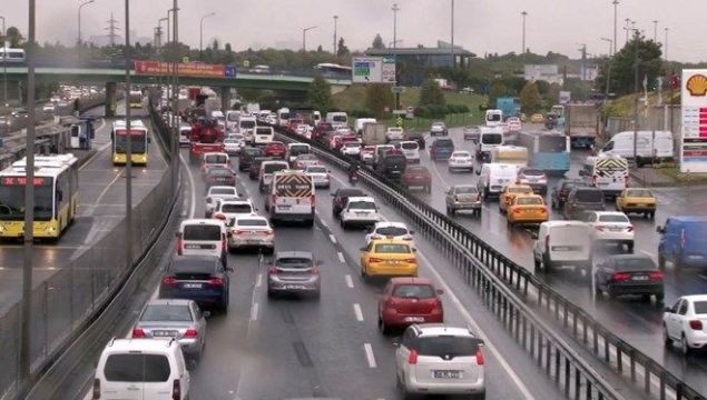 İstanbul da trafik kilitlendi