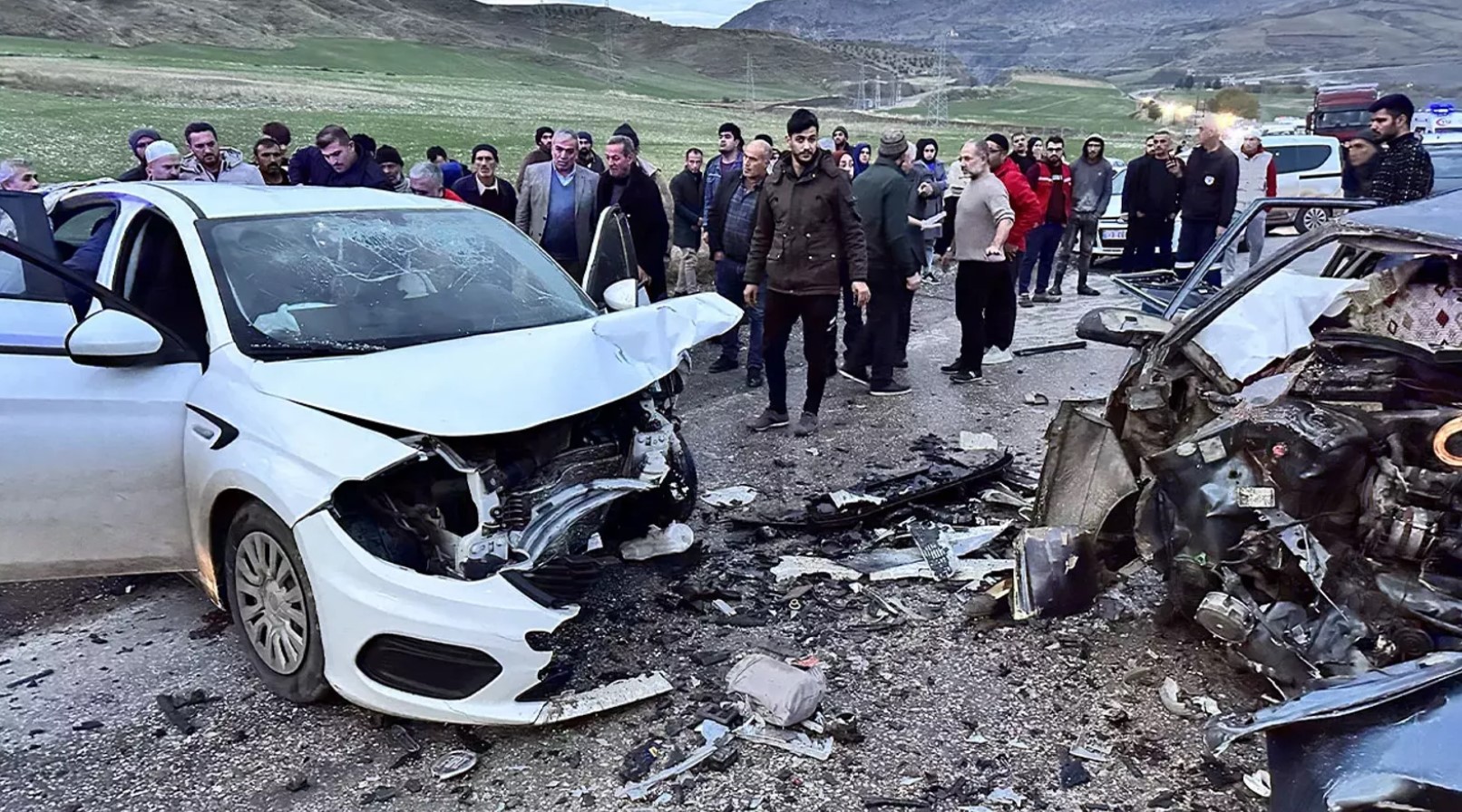Adıyaman da 2 otomobil kafa kafaya çarpıştı: 3 ölü, 3 ağır yaralı