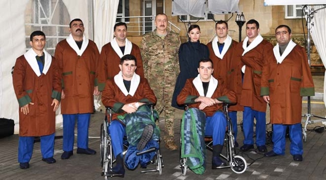 Aliyev den yaralı askerlere ziyaret