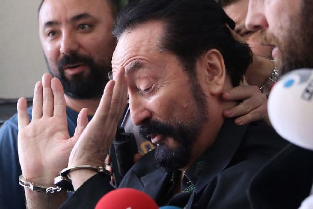 Adnan Oktar ı en yakını yaktı