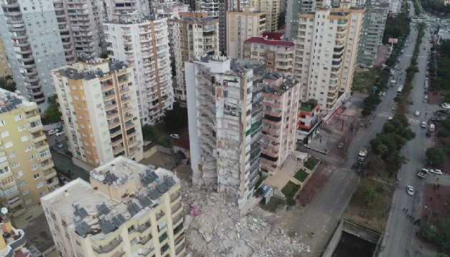 Adana'da 13 katlı binanın yarısı çöktü