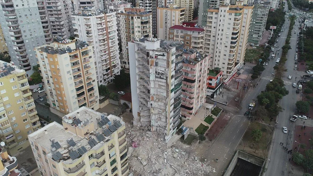 Adana da 13 katlı binanın yarısı çöktü