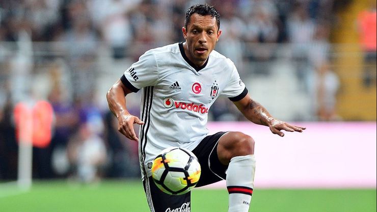 Beşiktaş ta Adriano şoku