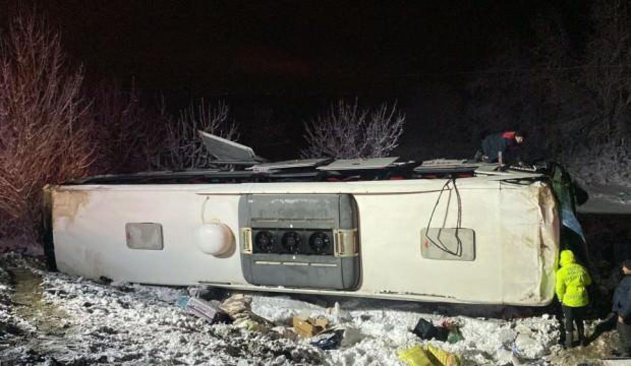 Afyonkarahisar’da yolcu otobüsü şarampole devrildi: 15 yaralı var