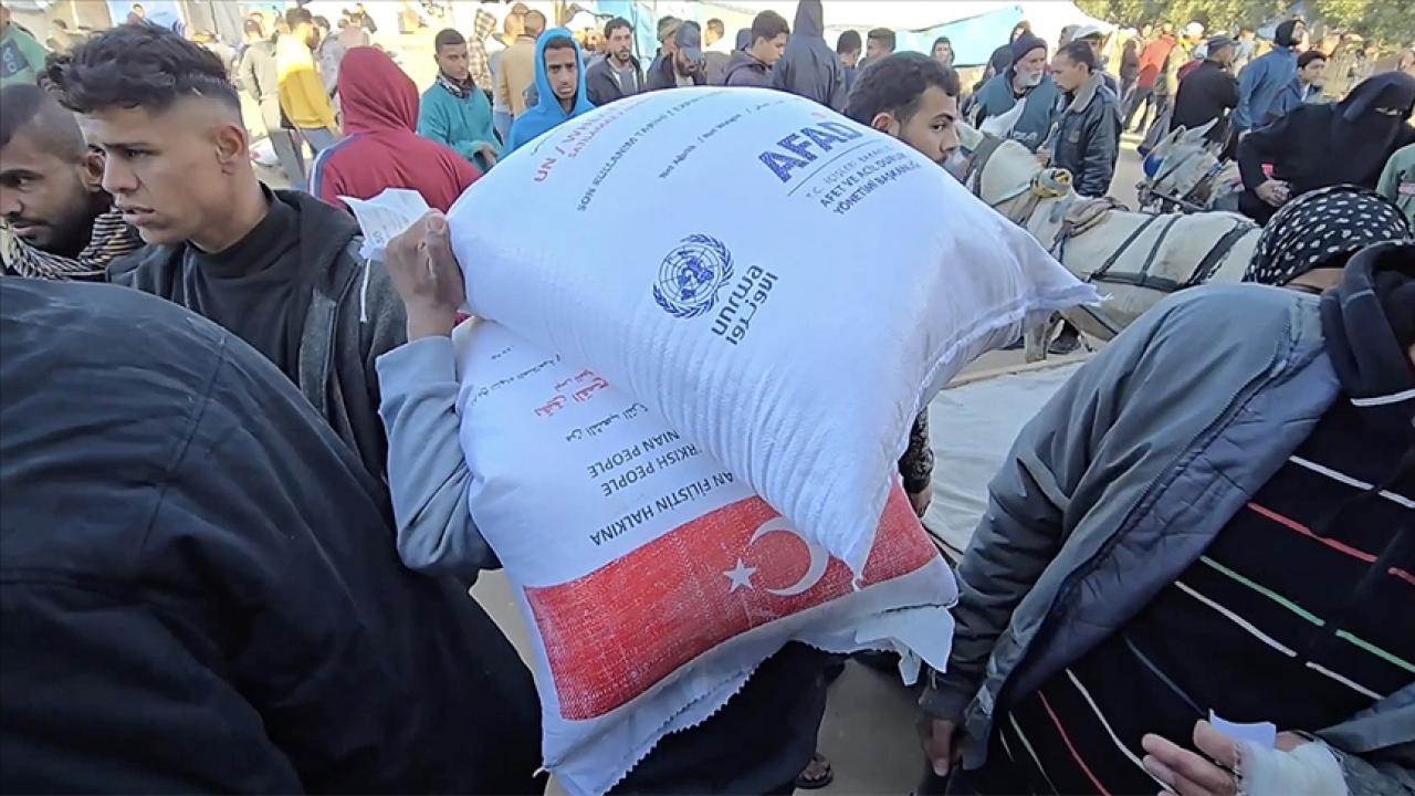 İsrail, ambargo uyguladığı için kıtlık yaşanan Gazze’ye 5 tır yardım geçişine izin verdi