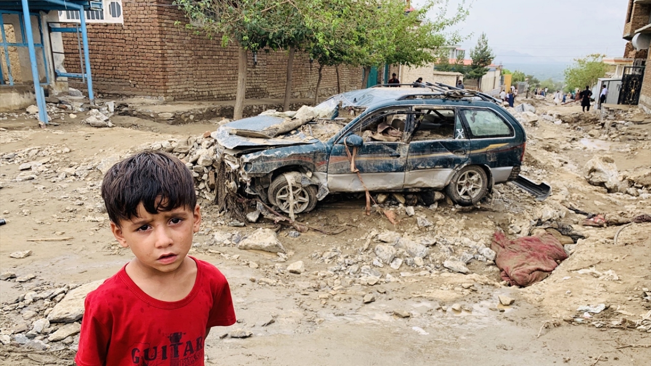 Afganistan sele teslim oldu:14 ölü