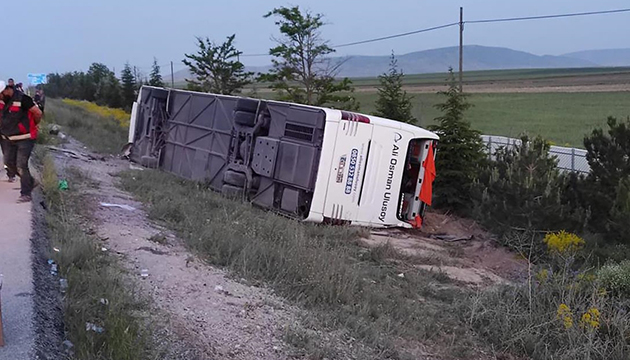 Otobüs devrildi, çok sayıda yaralı var