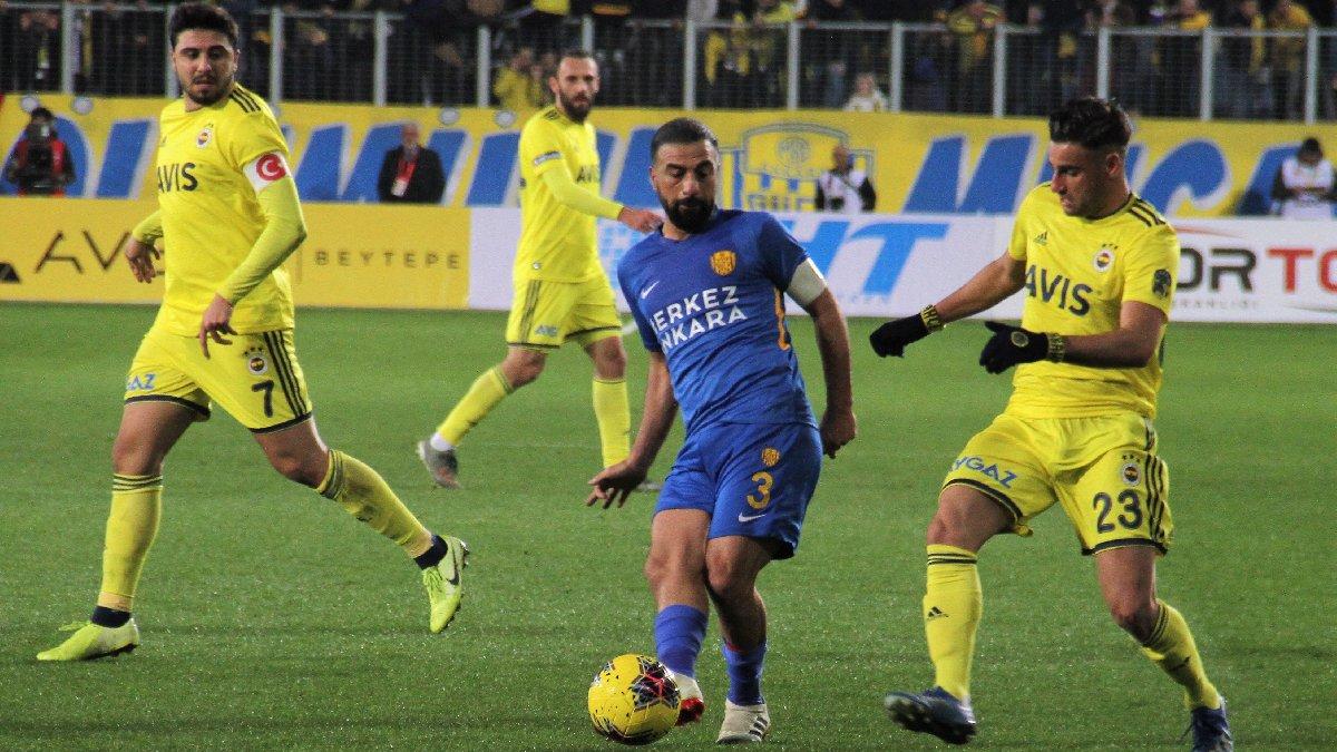 Ünlü futbolcu hastaneye kaldırıldı