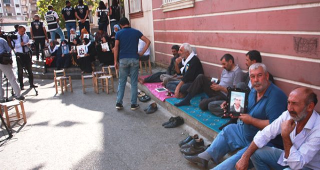 HDP binası önünde eylem yapan aileleri tehdide tutuklama