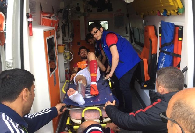 Emre nin sakatlığı gözyaşlarına sebep oldu