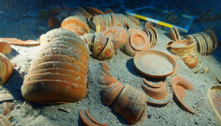 Akdeniz'de 2 bin 100 yıllık sofra takımı çıkarıldı
