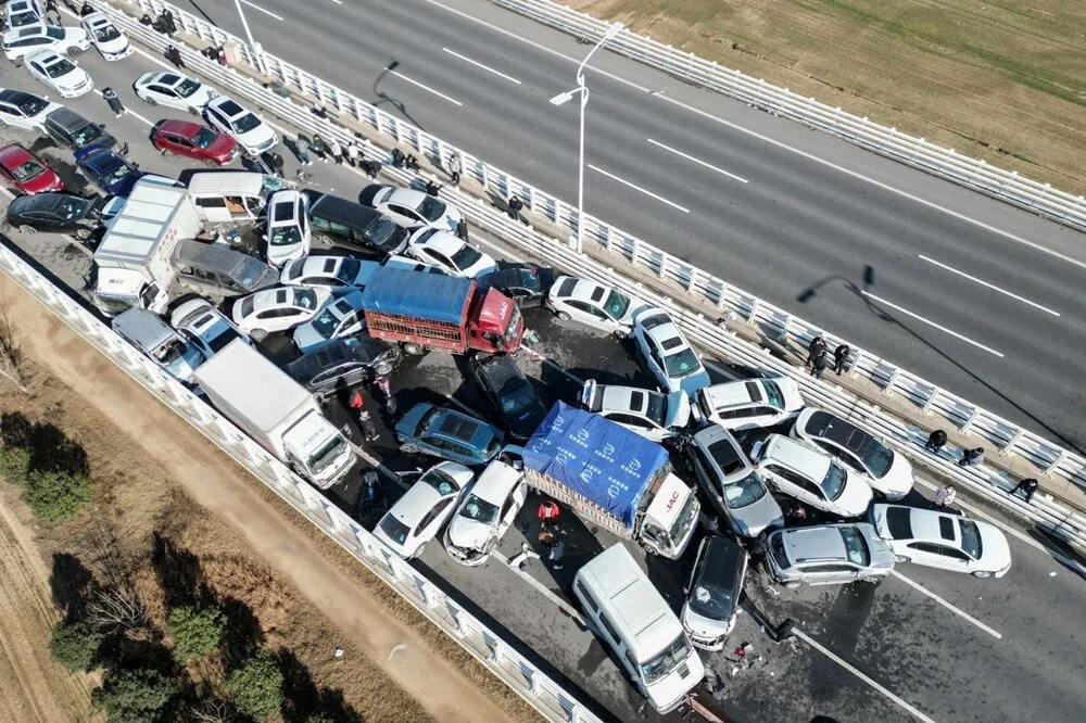 Akılalmaz kaza: Yüzlerce araç birbirine girdi