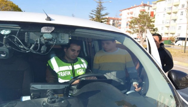 Direksiyon başında yakalanan çocuktan polise tuhaf soru: 'Kaç yaşında araba kullanabilirim?'