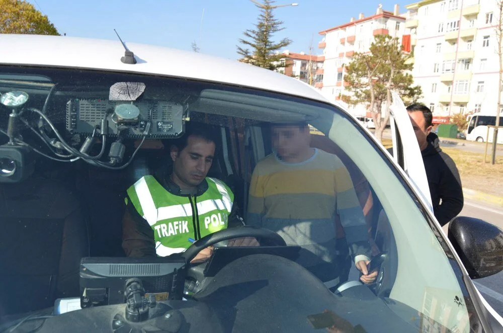 Direksiyon başında yakalanan çocuktan polise tuhaf soru:  Kaç yaşında araba kullanabilirim? 