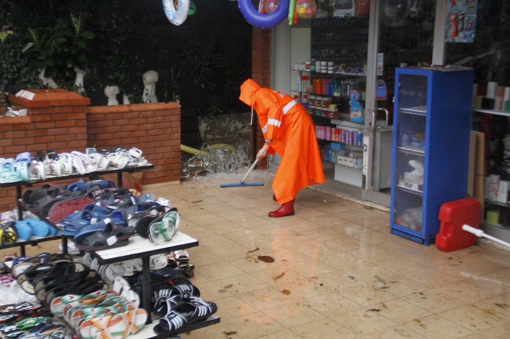 Antalya bir kez daha yağışlara teslim: Su baskınları hayatı felç etti