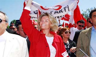 CUMHURİYET MİTİNGİ NE KATILAN TEK LİDER EŞİ ALARA UZAN OLDU