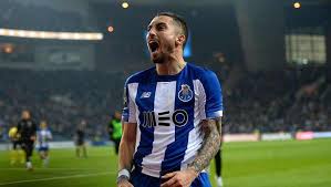 Alex Telles imzayı atıyor