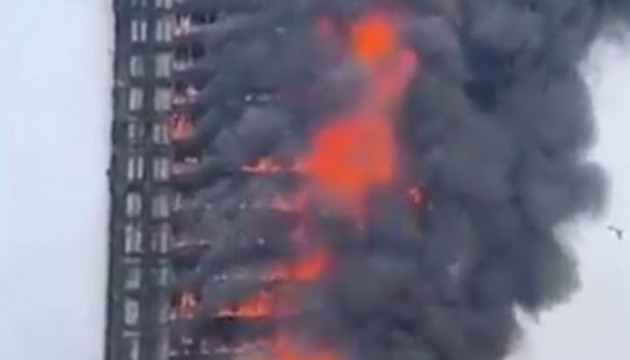 42 katlı bina alev alev yandı!