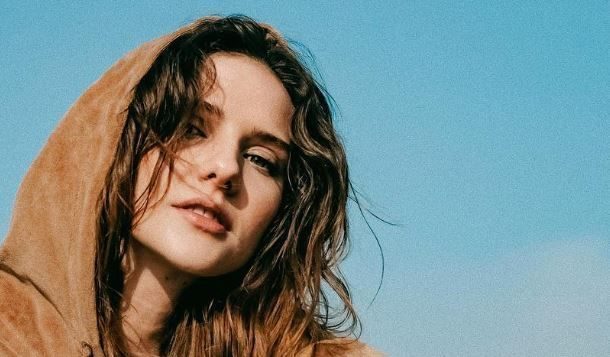 Alina Boz un havuz pozuna beğeni yağdı