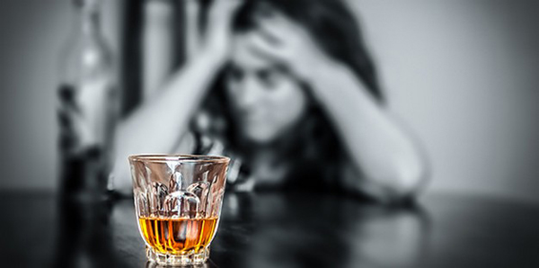 Araştırmacılar: Alkol kullanım bozukluğu olan kişilerin reddedilme duyarlılığı üst seviyede