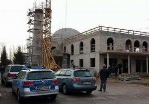 Almanya da inşaat halindeki camiye ırkçı saldırı!