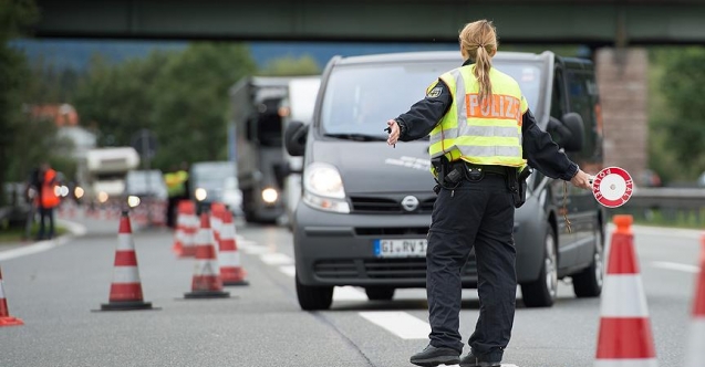 Almanya da trafik kontrolü yapan polisler öldürüldü