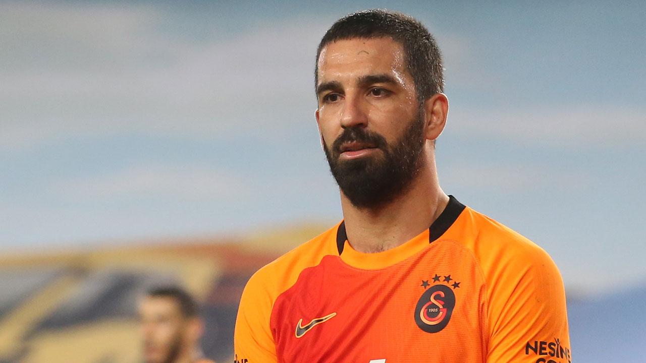 Arda Turan siyah beyazlı formaya çok yakın