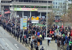 Almanya da aşırı sağcılar protesto edildi!