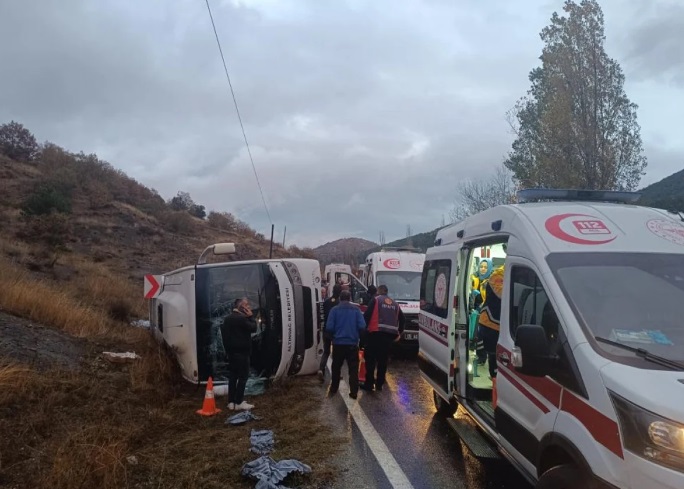 Yolcu otobüsü devrildi: 27 yaralı!