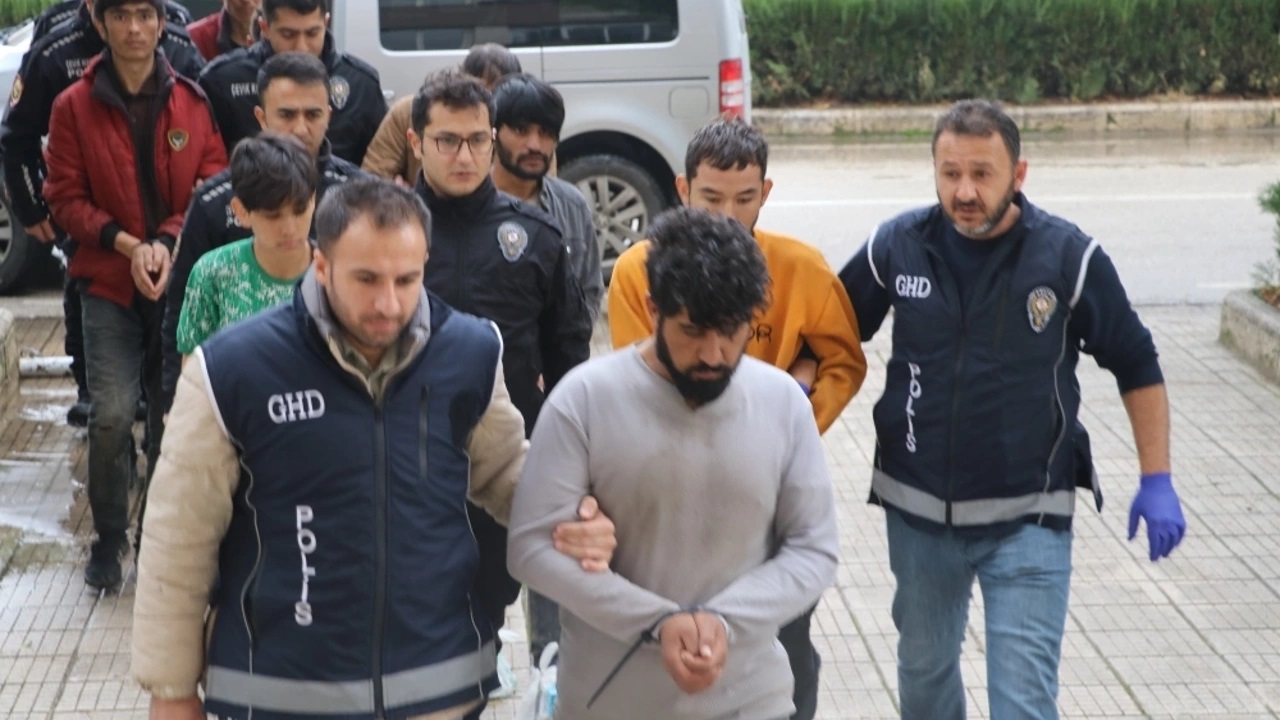 8 Afgan göçmen yakalandı, 3 kişi tutuklandı