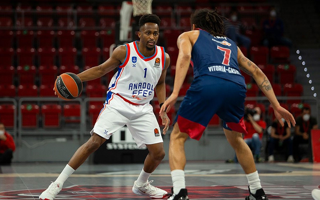Anadolu Efes uzatmada güldü