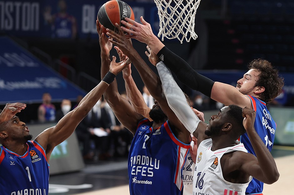 Anadolu Efes ten Real Madrid e basketbol dersi