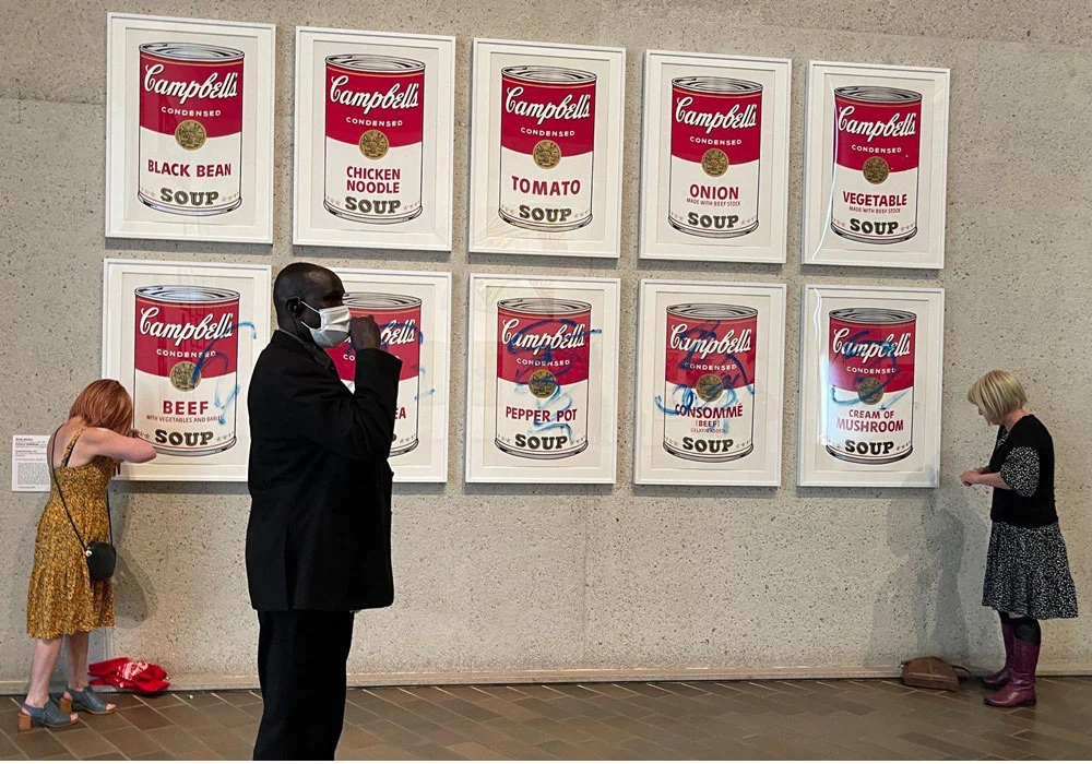 İklim aktivistleri bu kez Andy Warhol un resmini hedef aldılar!