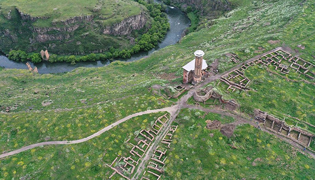 Ani kazılarında tarihi kümbet bulundu