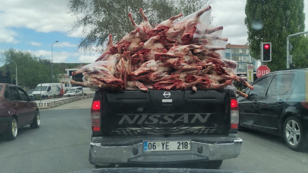 Ankara’da kilolarca et kamyonet kasasında taşındı!