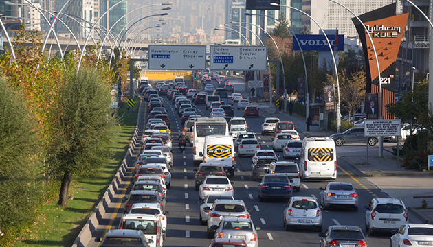 Başkentte araç sayısı arttı: Trafik durdu