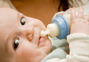 Bebeklere 6 ay sadece anne sütü!
