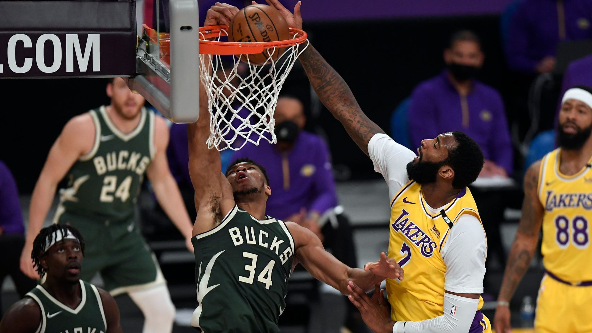 Antetokounmpo Bucks ı sırtladı