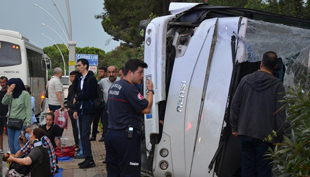 Midibüs devrildi, çok sayıda yaralı var!