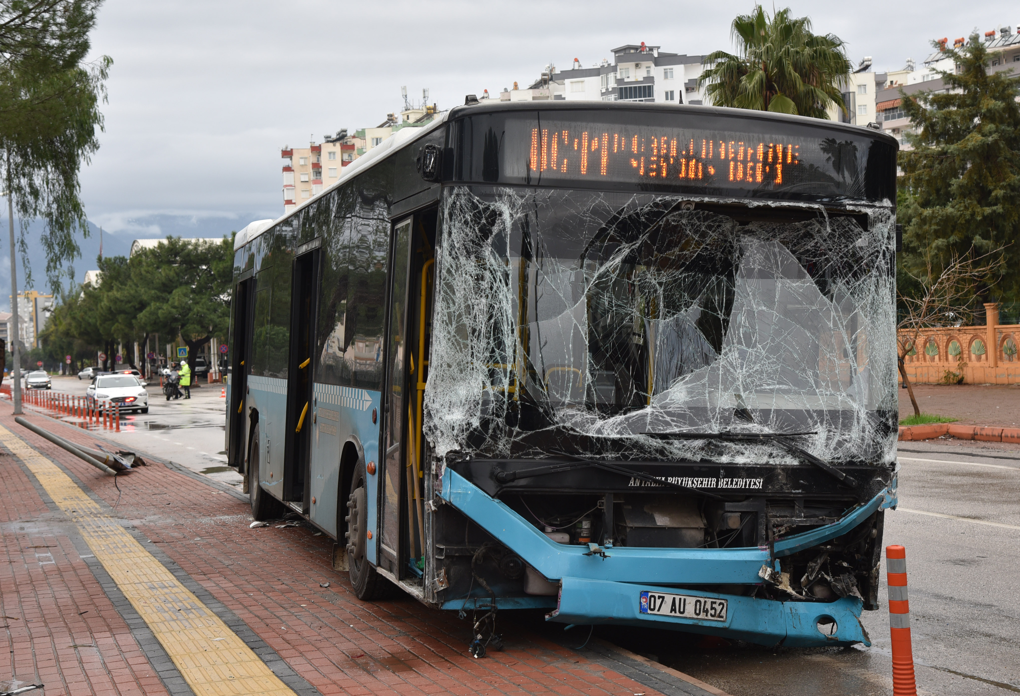 Antalya da halk otobüsü 9 araca çarptı!