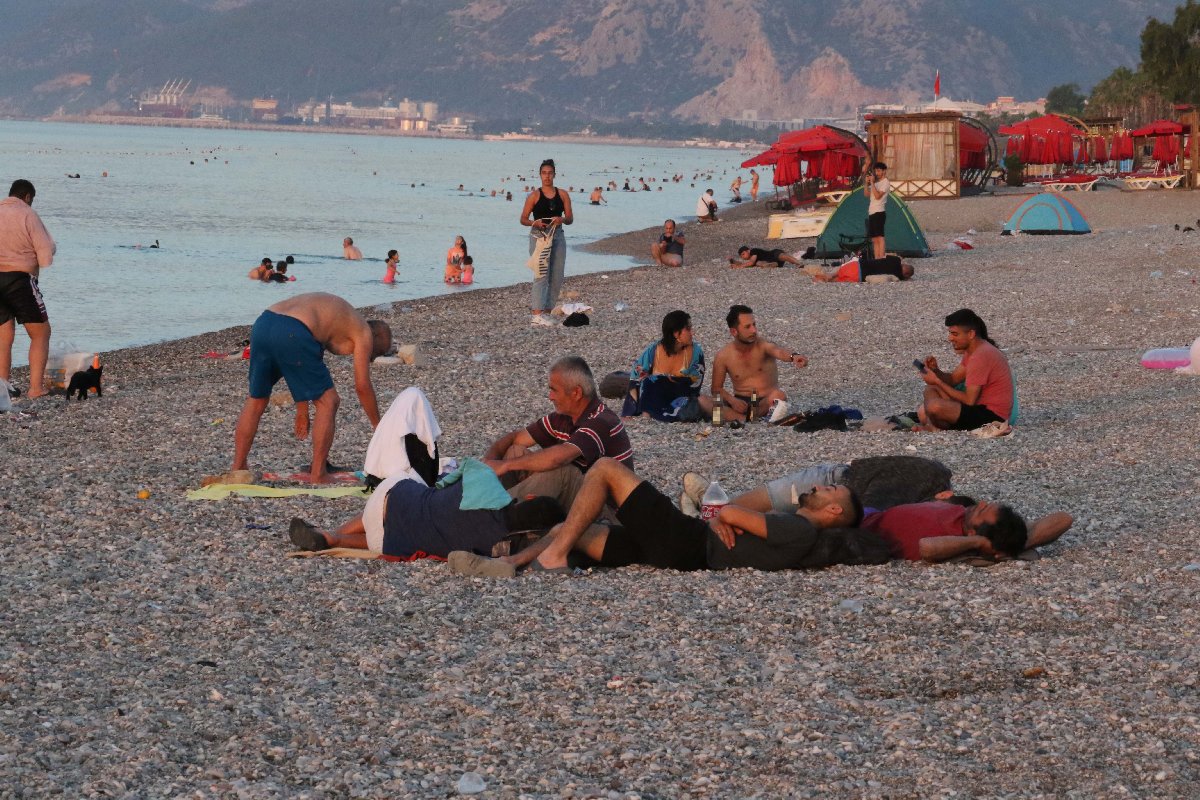 Antalya’da sıcaktan bunalan vatandaşlar sahilde sabahladı