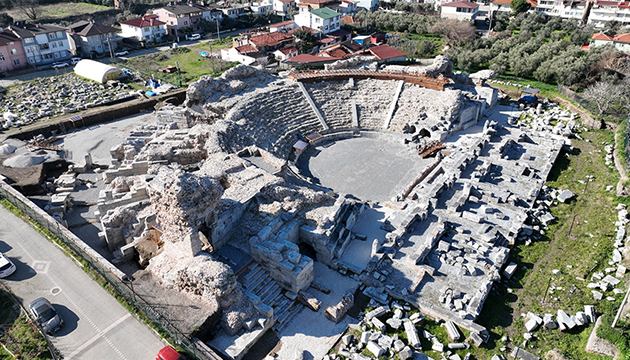 Tiyatroda restorasyon tamamlandı