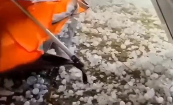 Suudi Arabistan da dolu yağdı, insanlar ve develer yaralandı!