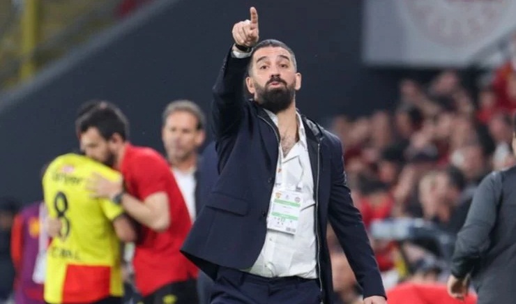 Galatasaray ın yıldızına Arda Turan kancası!