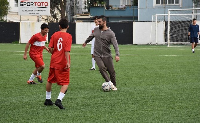 Arda Turan, depremzedeler için sahaya çıktı